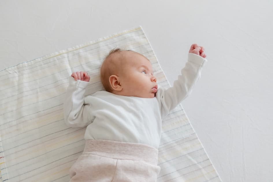 Por qué los recién nacidos confunden el día y la noche—y cómo arreglarlo suavemente