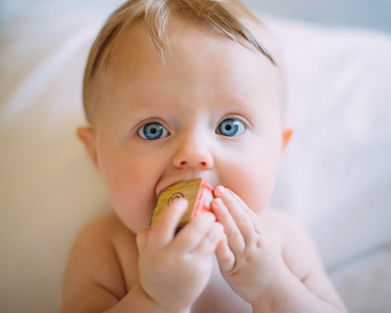 Vitamina D para Bebês: Por Que Importa, Quem Precisa e Como Dar