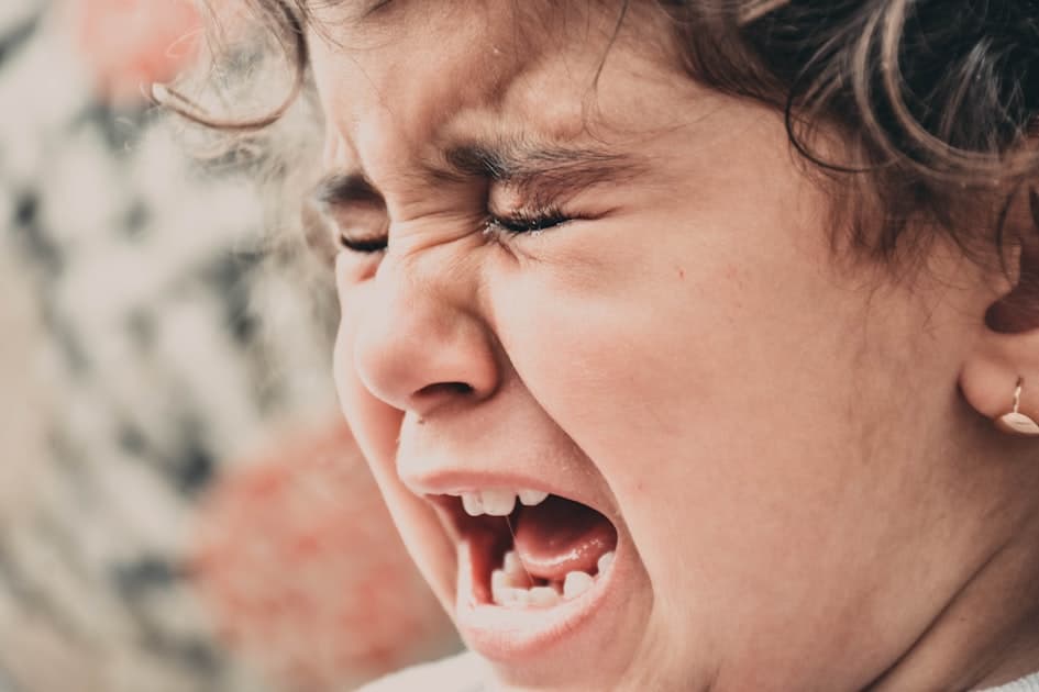 Acessos de Raiva da Criança Pequena: Por Que Acontecem e O Que Realmente Ajuda